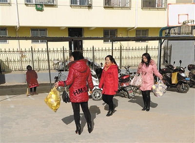  1月3日下午2时许，五台县实验小学，一些老师手提成袋的“纸元宝”走进校园。